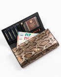 Lakierowany portfel na karty z wężowym wzorem — Peterson
