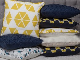 2 poduszki dekoracyjne w trójkąty 45 x 45 cm żółte PANSY Lumarko!