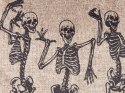 Welurowa poduszka dekoracyjna z motywem w szkielety 45 x 45 cm beżowa MORTESTI Lumarko!