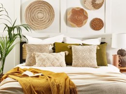 Welurowa poduszka dekoracyjna z frędzlami geometryczny wzór 45 x 45 cm beżowa SANTOLINA Lumarko!